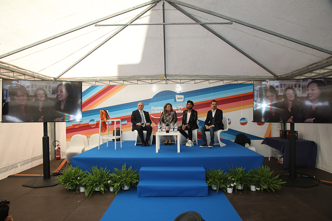 Festival della TV e dei Nuovi Media 2019_259.jpg - Real Time, la Tv delle meraviglie Un  racconto di storie e persone reali con contenuti attuali e uno stile innovativo in costante evoluzione,  ci porta con i suoi protagonisti nel mondo meraviglioso di due programmi divenuti ormai cult:  “Il Castello delle cerimonie” e “Il Salone delle Meraviglie”.Federico Lauri, Imma Polese, Gesualdo Vercio con Alessandra Comazzi.